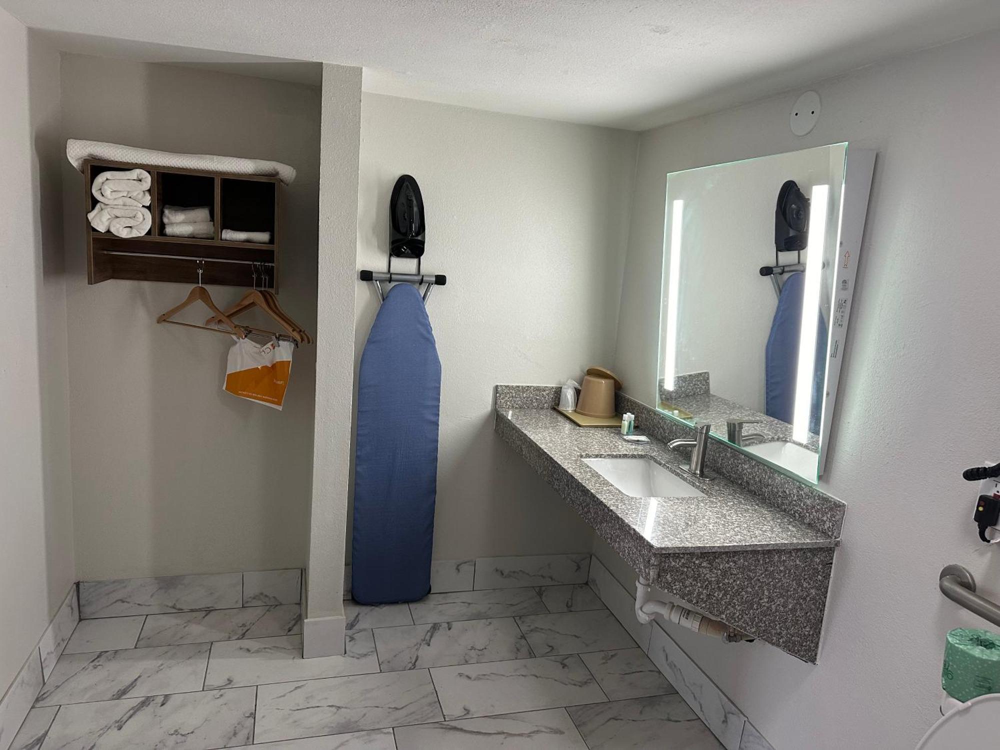 Quality Inn Монро Екстериор снимка